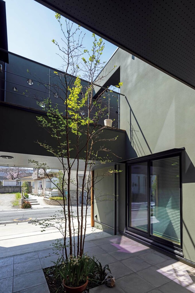 タイル敷きの中庭