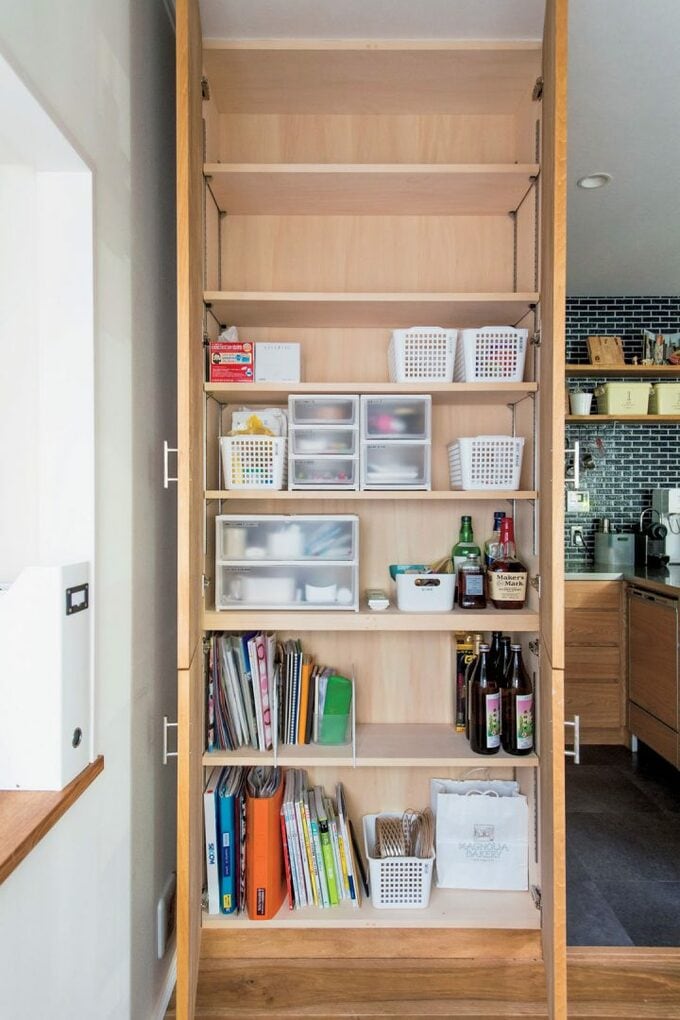 ダイニングにある扉つきの収納棚AFTER