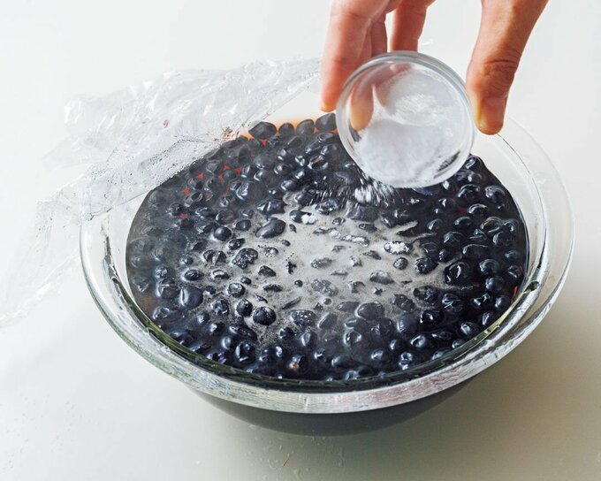 黒豆が入ったボウルに重曹