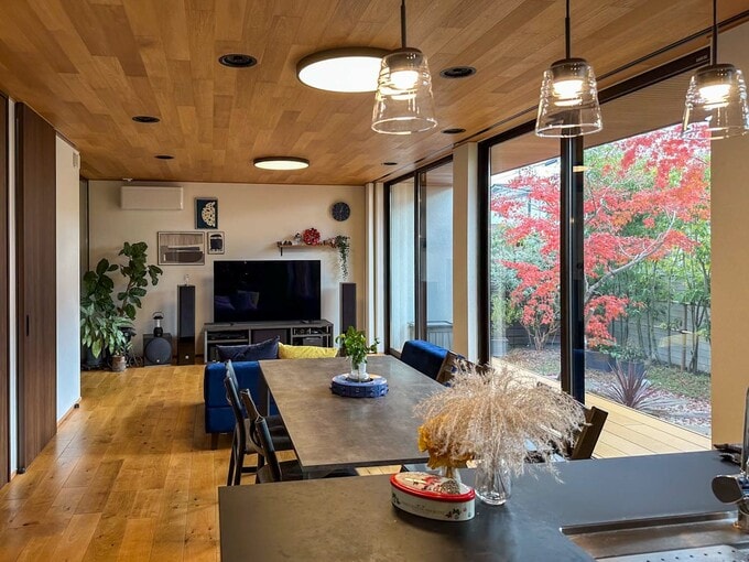 キッチンからリビング方向を見る