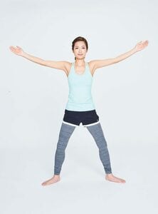 (5)両手を左右に大きく広げる