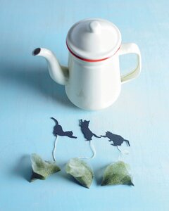 キュートなポットとお茶のセットでティータイムを優雅に