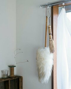 掃除用具は目につく場所につり下げ収納