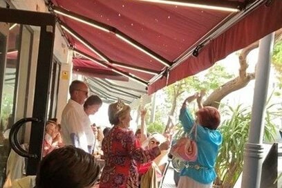 泣く赤ちゃんをみんなであやす、老若男女問わず手をつなぐ。日本では見られない心温まるスペインの光景