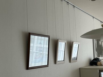 ピクチャーレールの使い心地。インテリアがすっきり、掃除もラクに