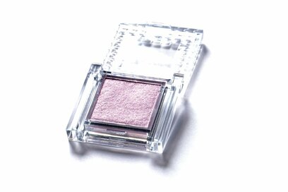 透明感が爆上がり！400円のラベンダー色アイシャドウ