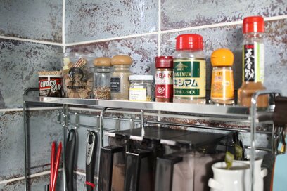 狭いキッチンにうれしいニトリの「コンロ横ラック」。奥行きが短くても置けた！