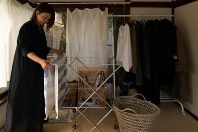 50代、「娘とのふたり暮らし」を再開。生活の道具にこだわり、ベランダでお茶をして心地よく暮らす