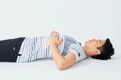 寝転んで行う”6秒呼吸”で夏の疲れをリセット！体の緊張がほぐれます