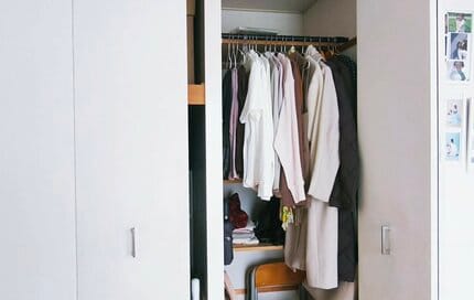 「なんだか似合わないかも…」50代で手放して正解だった「服」3つ。衣替え前に見直したいこと