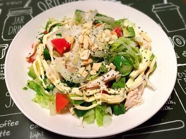 市販のサラダチキンを使ったサラダボウル！糖質ひかえめで食べごたえあり！