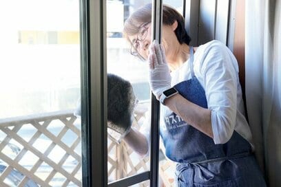 「1万円」でリビング掃除を依頼してみた。砂ボコリだらけの窓が20分でピカピカに