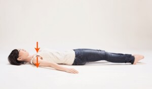 両肩を上げない