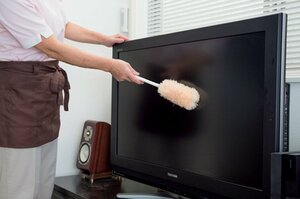 表面、裏面のホコリをハンディーモップで払う