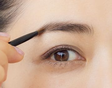 スクリューブラシでとかして眉の毛流れを整える