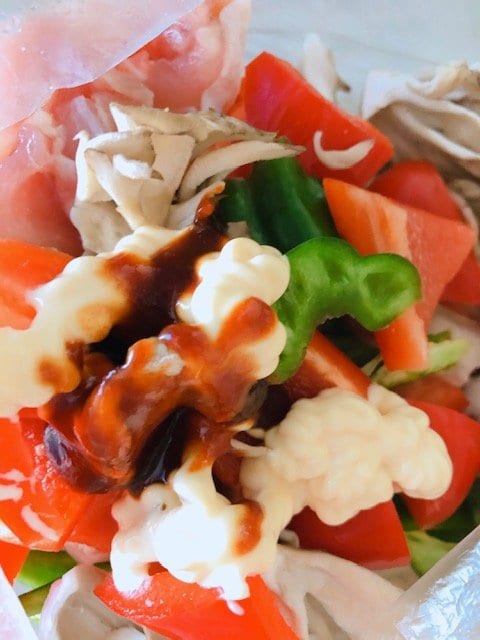 調味料がのった鶏肉と野菜