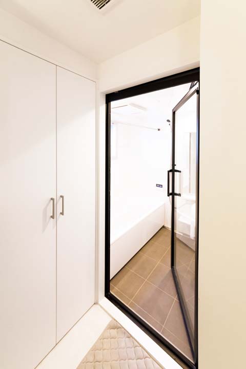 バスルームはガラス入り扉で開放感アップ