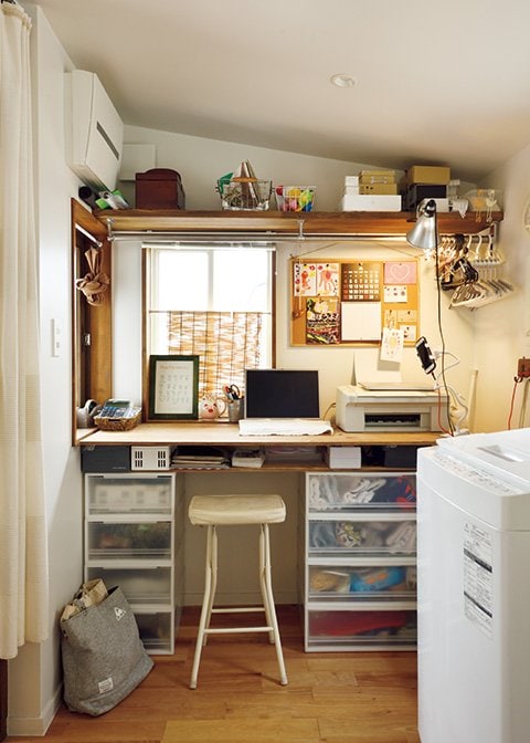 キッチン裏の家事スペースと洗面室