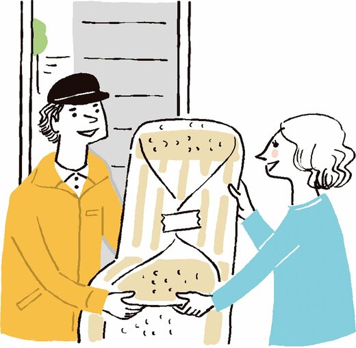 荷物を配達員に渡す女性