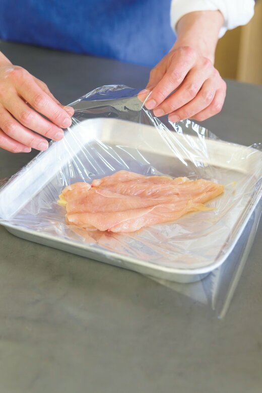 鶏むね肉をラップで包む様子