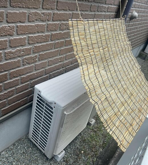 室外機にすだれ