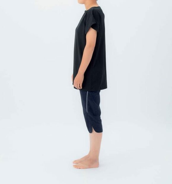 黒Tシャツ女性横向き