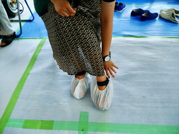 靴にカバーをつけて見学します