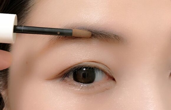 これだけで、ふんわりとした眉の土台がつくれます。