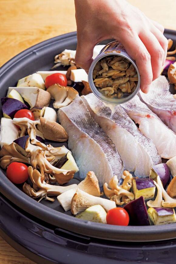 ホットプレートにアサリを入れる様子