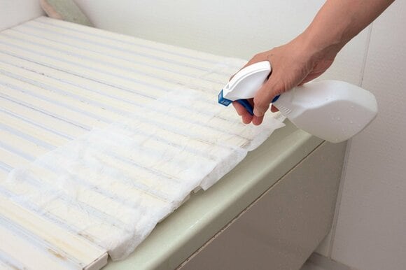 扉やフタのカビはカビ取り剤で湿布する