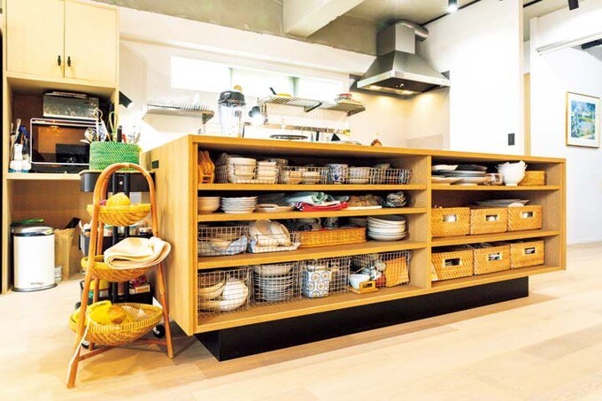 オープン収納で取り出しやすいカウンター