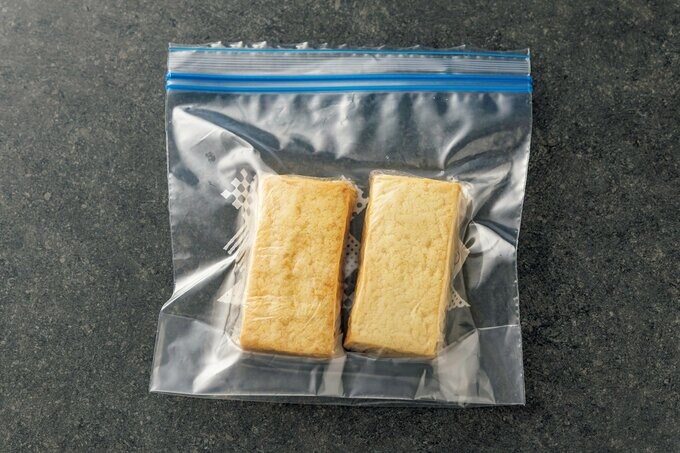 保存袋に入れた厚揚げ