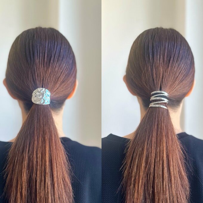 ヘアカフを着用している女性