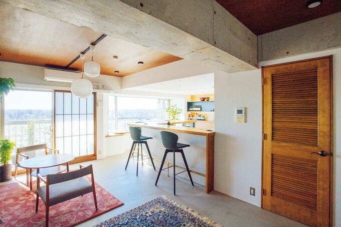 天井は木を用いた仕上げ