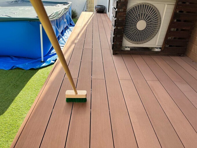 ウッドデッキとブラシ