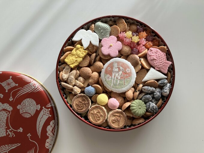 色とりどりの小菓子はまるで宝石箱のよう