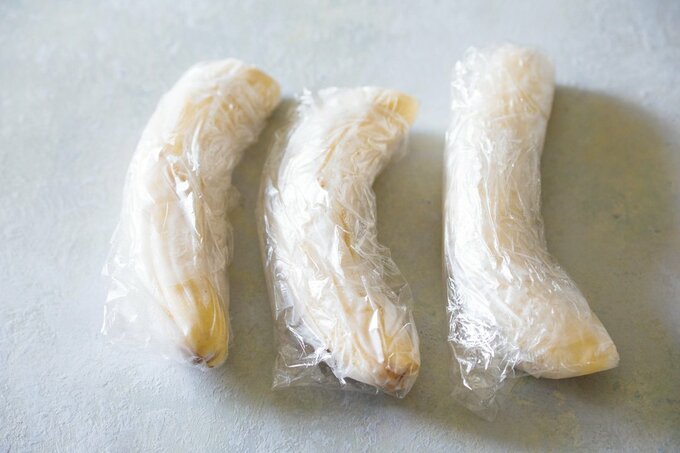 バナナをラップで包む