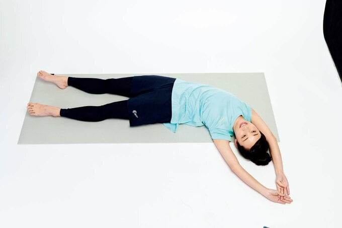 仰向け両手上に側面伸ばす