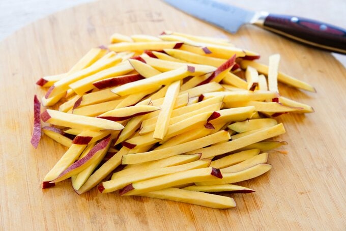 サツマイモをカット