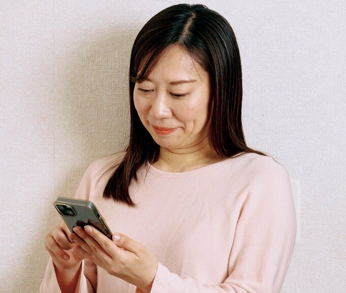 スマートフォンを操作する女性