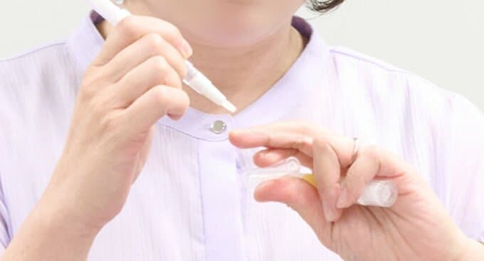 ネイルオイルを塗る様子