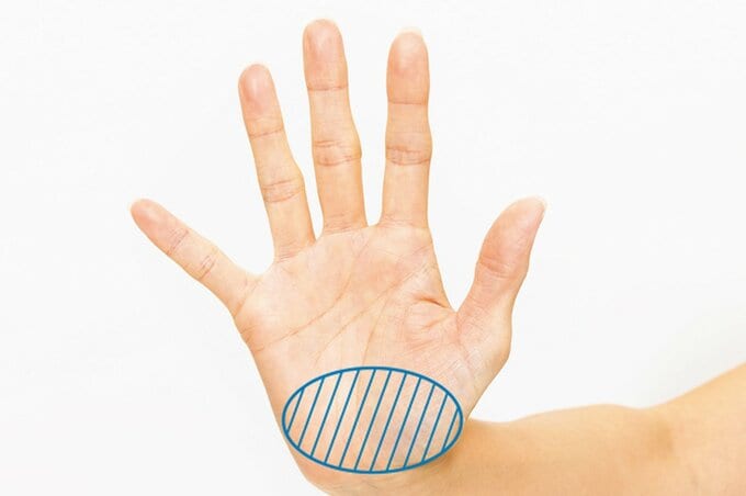 つけ根に印がついた手のひらの写真