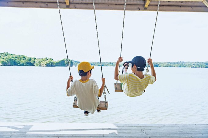 ブランコに乗る子供