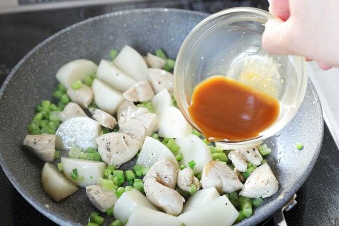 フライパンに調味料を入れる