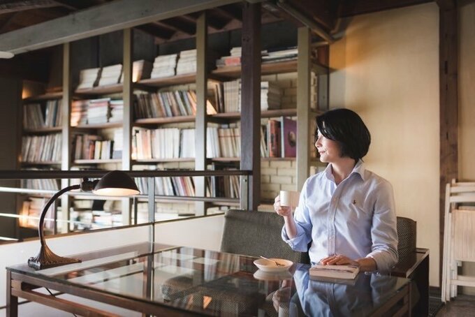 コップを持つ女性