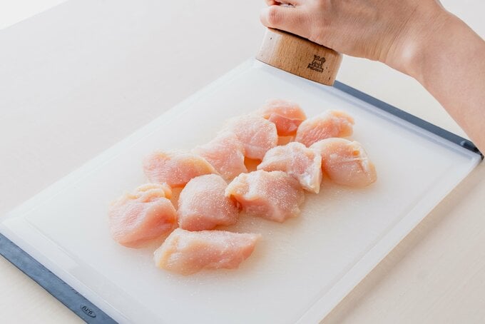 胸肉に塩コショウ