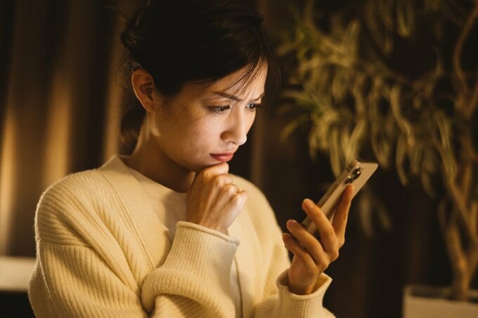 スマホを見る女性