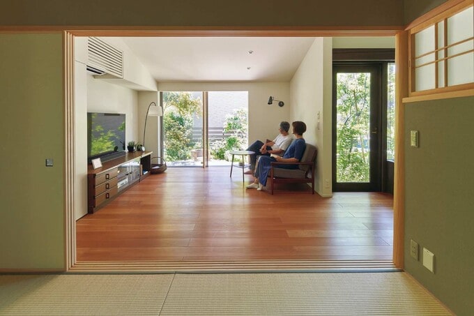 庭とオープンにつながるリビング