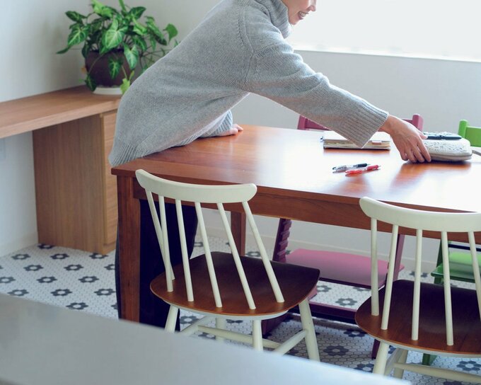 テーブルと女性