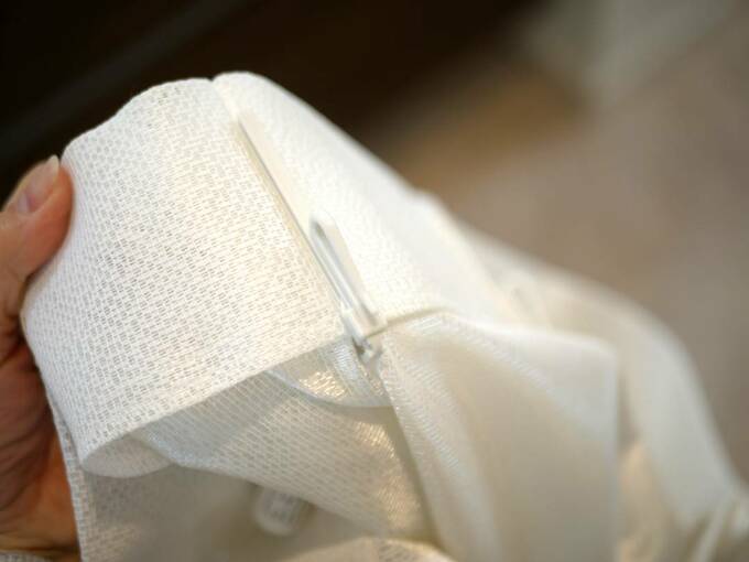 カーテンフックがついている状態のカーテンの様子